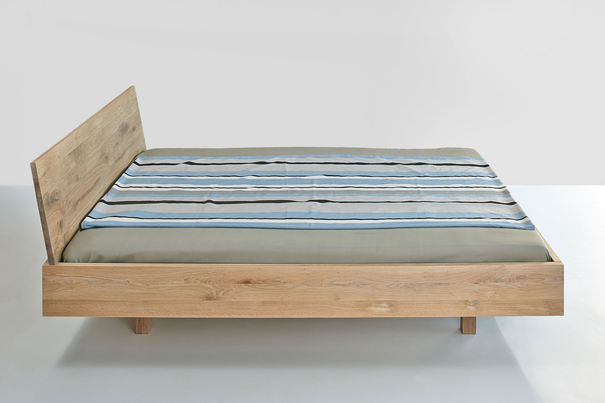 Konfigurierbares Holzbett QUADRA 1277e Maßgefertigt aus Massivholz von vitamin design