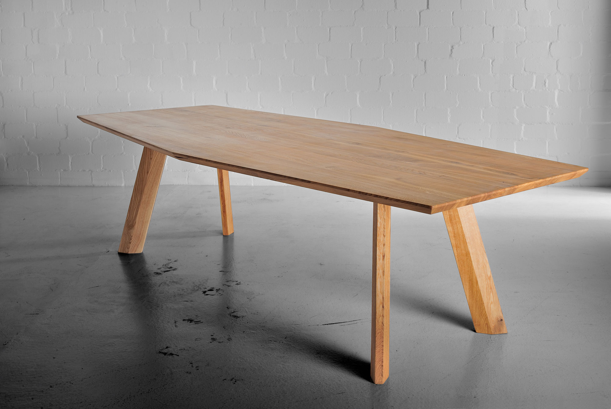 Designer Esstisch RHOMBI d Maßgefertigt aus Massivholz von vitamin design