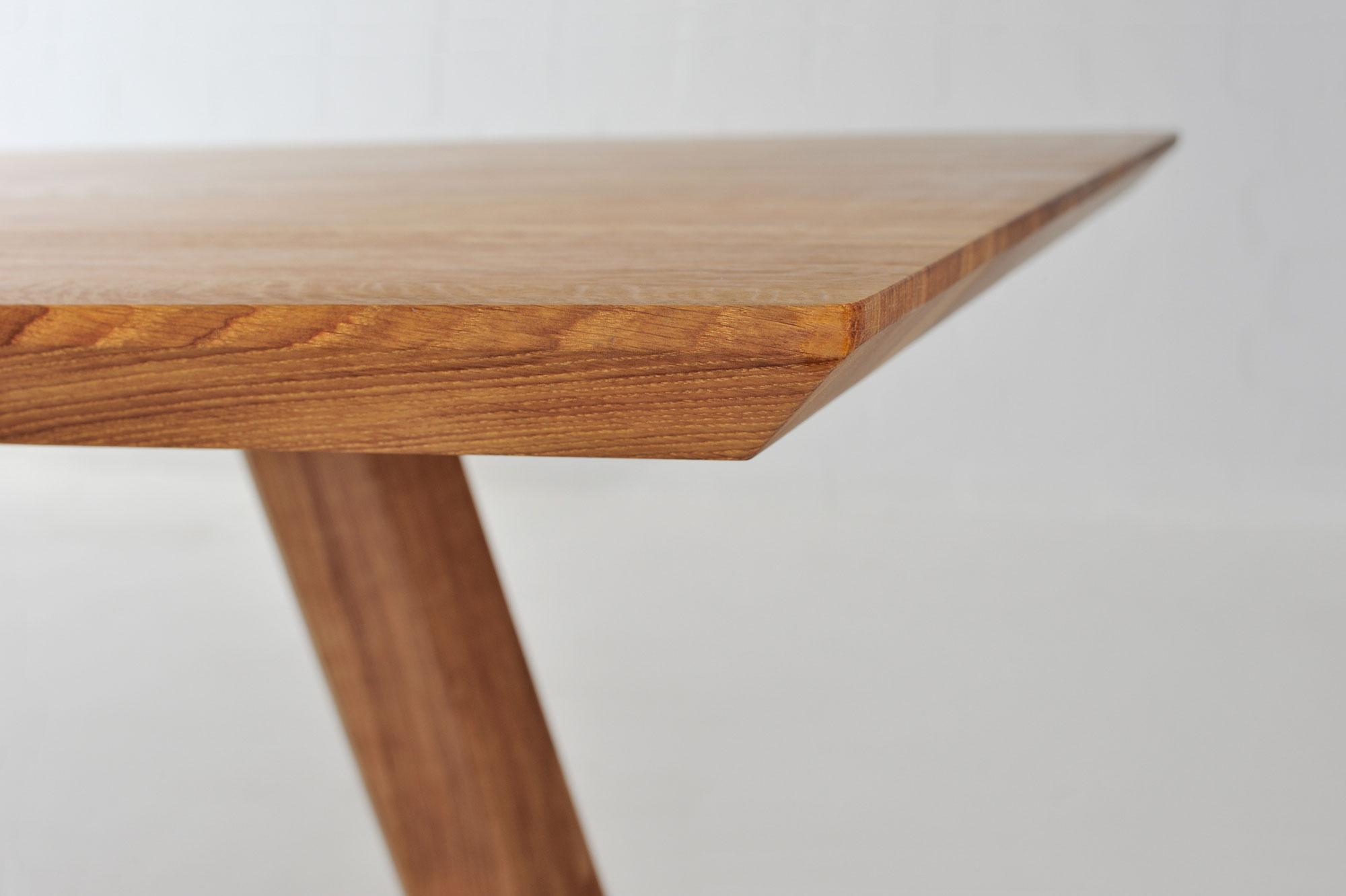 Designer Esstisch RHOMBI 334 Maßgefertigt aus Massivholz von vitamin design