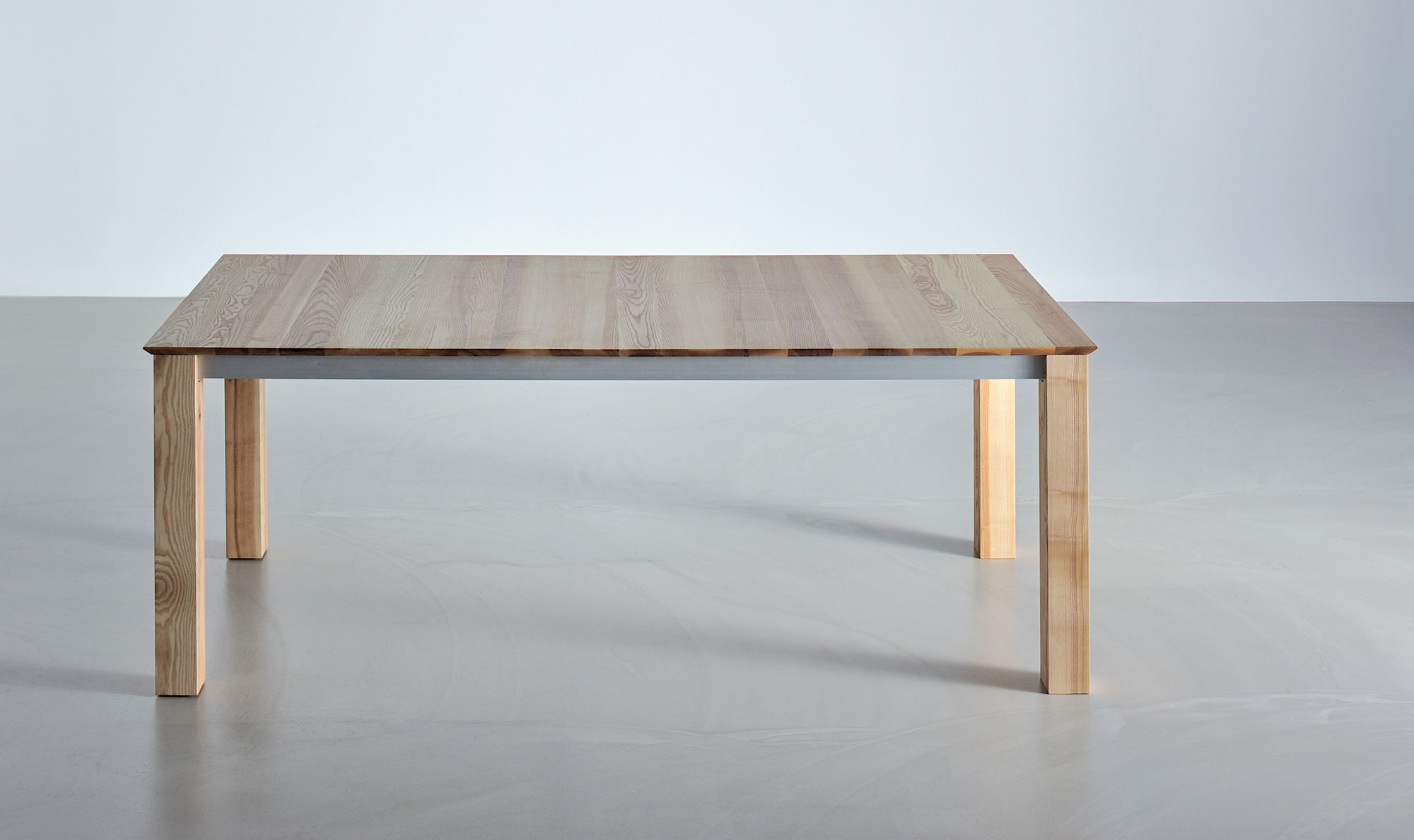 Verlängerbarer Designtisch SLIM BUTTERFLY 23285 Maßgefertigt aus Massivholz von vitamin design