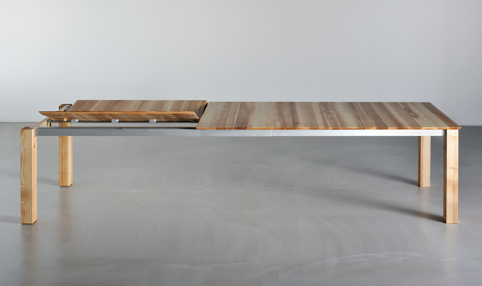 Verlängerbarer Designtisch SLIM BUTTERFLY 23290 Maßgefertigt aus Massivholz von vitamin design