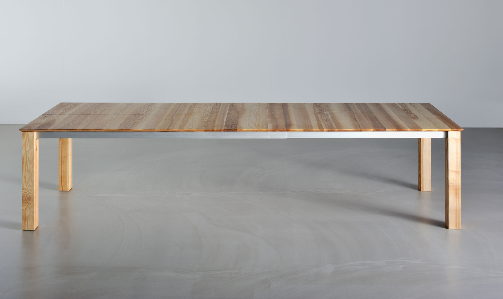 Verlängerbarer Designtisch SLIM BUTTERFLY 23288 Maßgefertigt aus Massivholz von vitamin design
