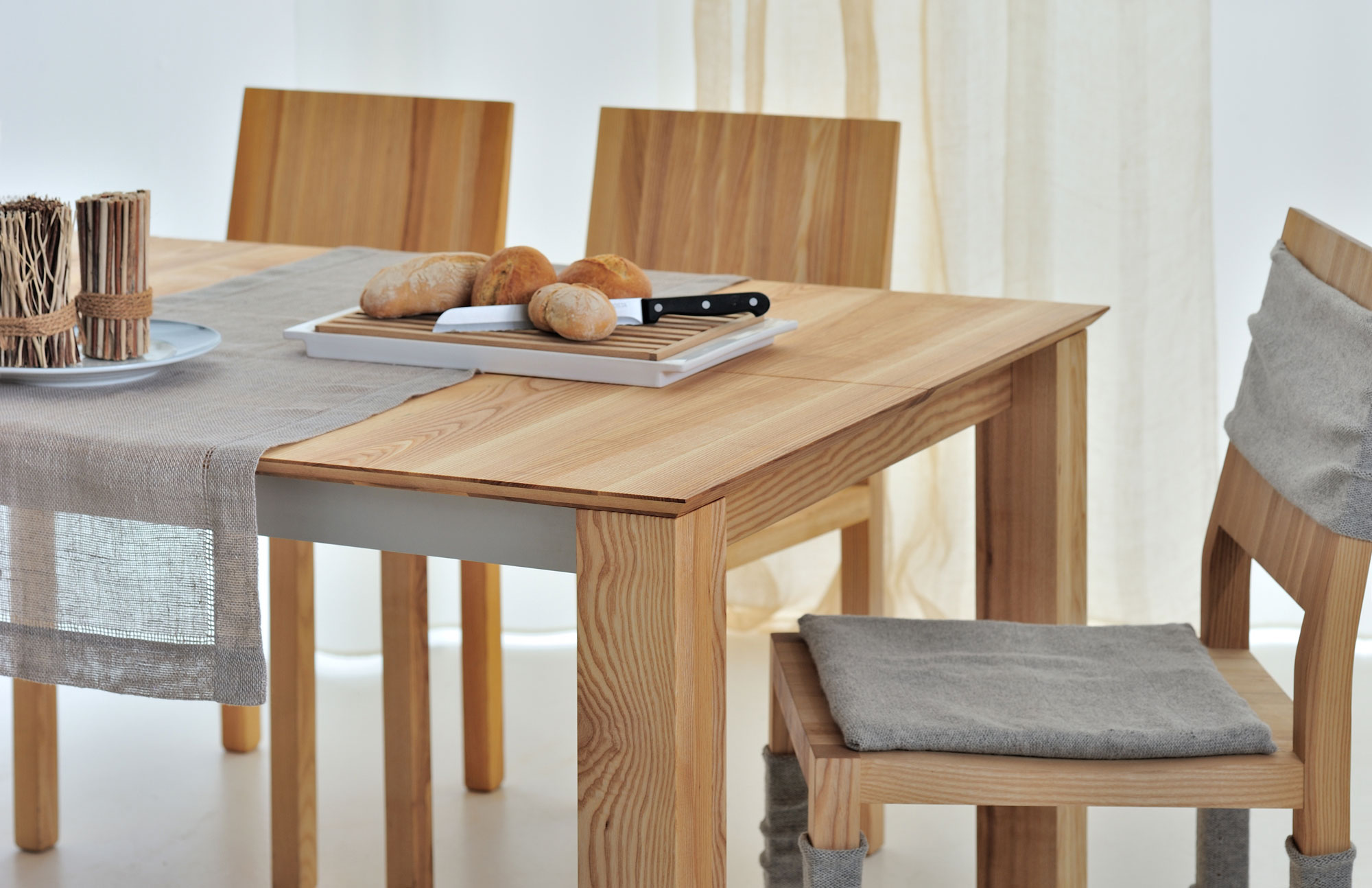 Verlängerbarer Designtisch SLIM BUTTERFLY 3996 Maßgefertigt aus Massivholz von vitamin design