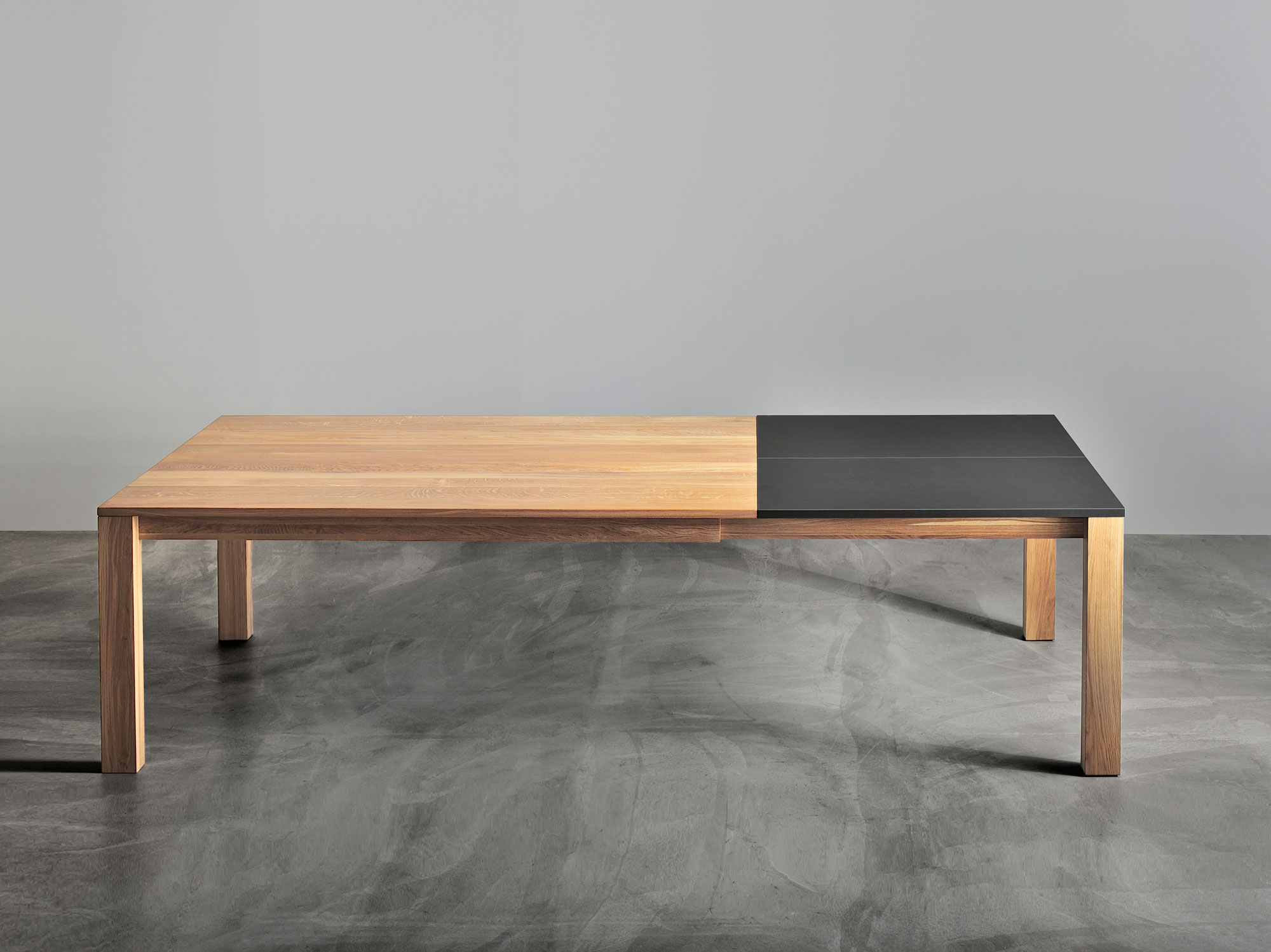 Ausziehbarer Massivholztisch VARIUS BUTTERFLY charcoal Maßgefertigt aus Massivholz von vitamin design