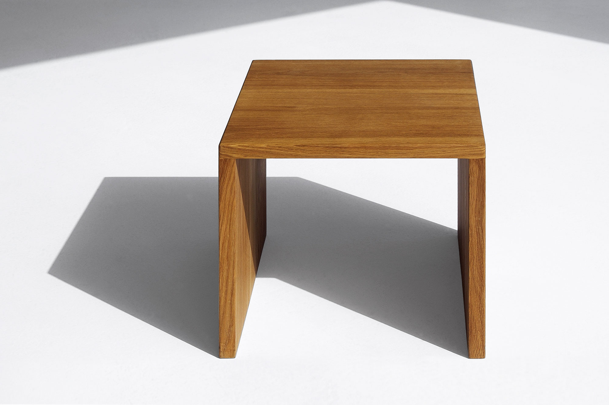 Massivholz Multifunktionshocker MENA 3 1357 Maßgefertigt aus Massivholz von vitamin design