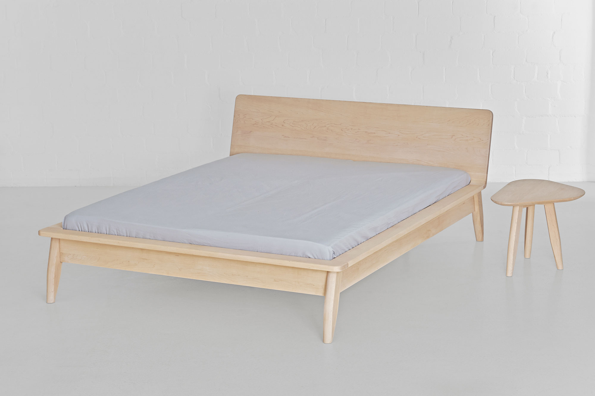 Designer Holzbett AETAS vitamin-design Maßgefertigt aus Massivholz von vitamin design