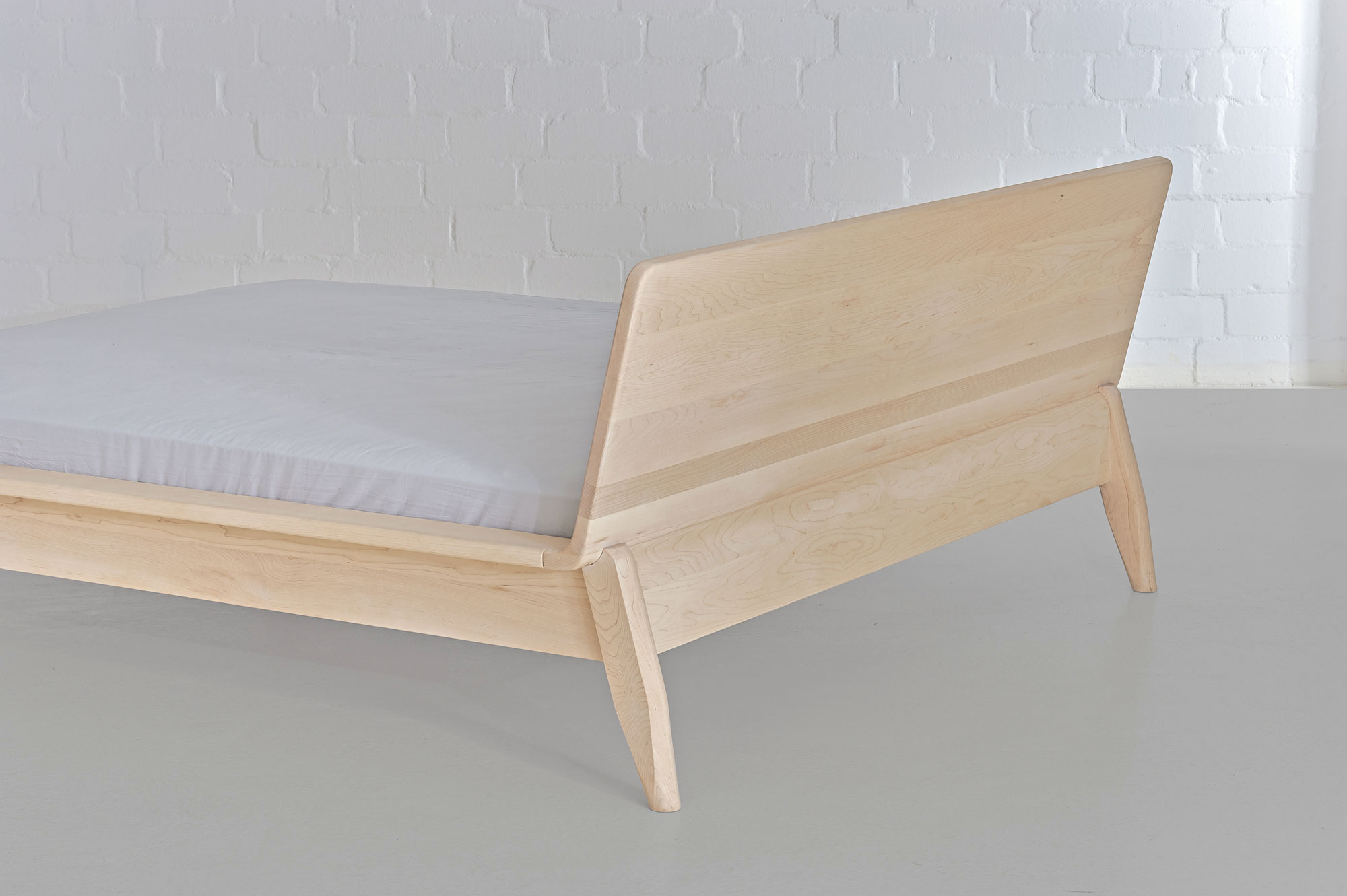 Designer Holzbett AETAS vitamin-design Maßgefertigt aus Massivholz von vitamin design
