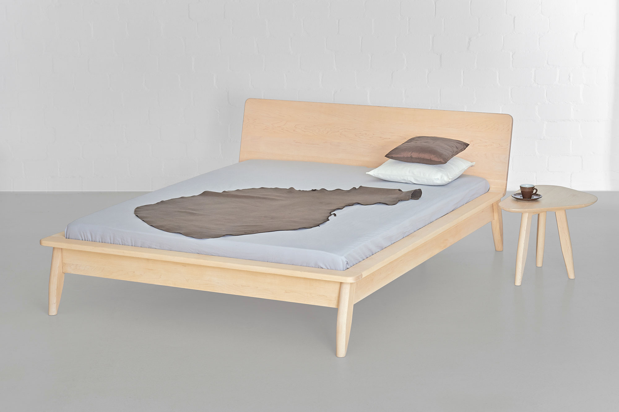 Designer Holzbett AETAS vitamin-design Maßgefertigt aus Massivholz von vitamin design