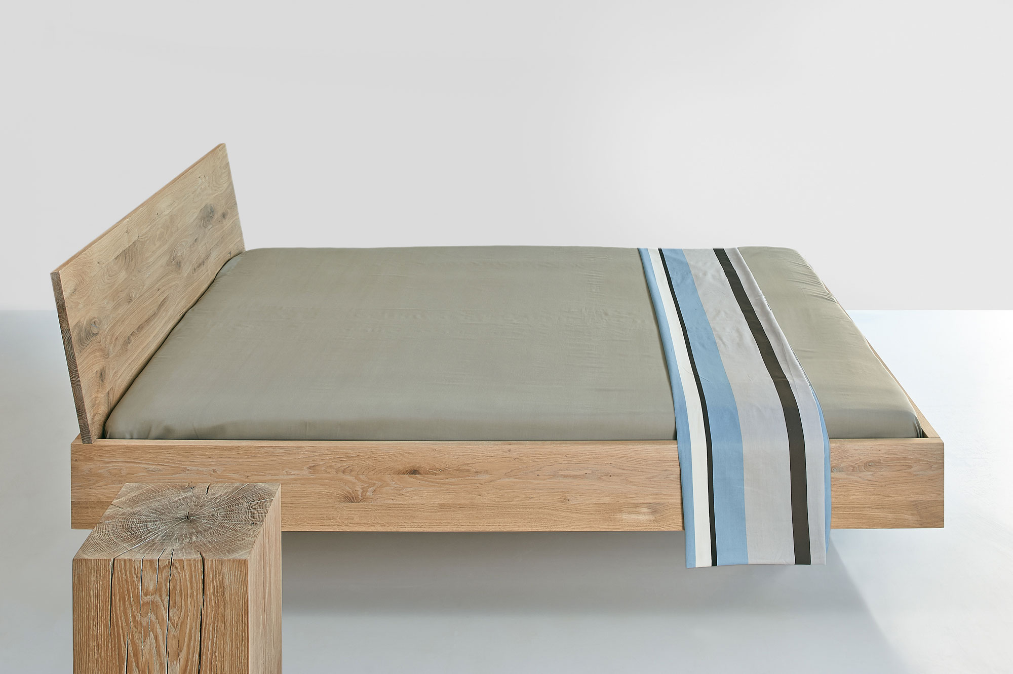 Konfigurierbares Holzbett QUADRA 1277d Maßgefertigt aus Massivholz von vitamin design
