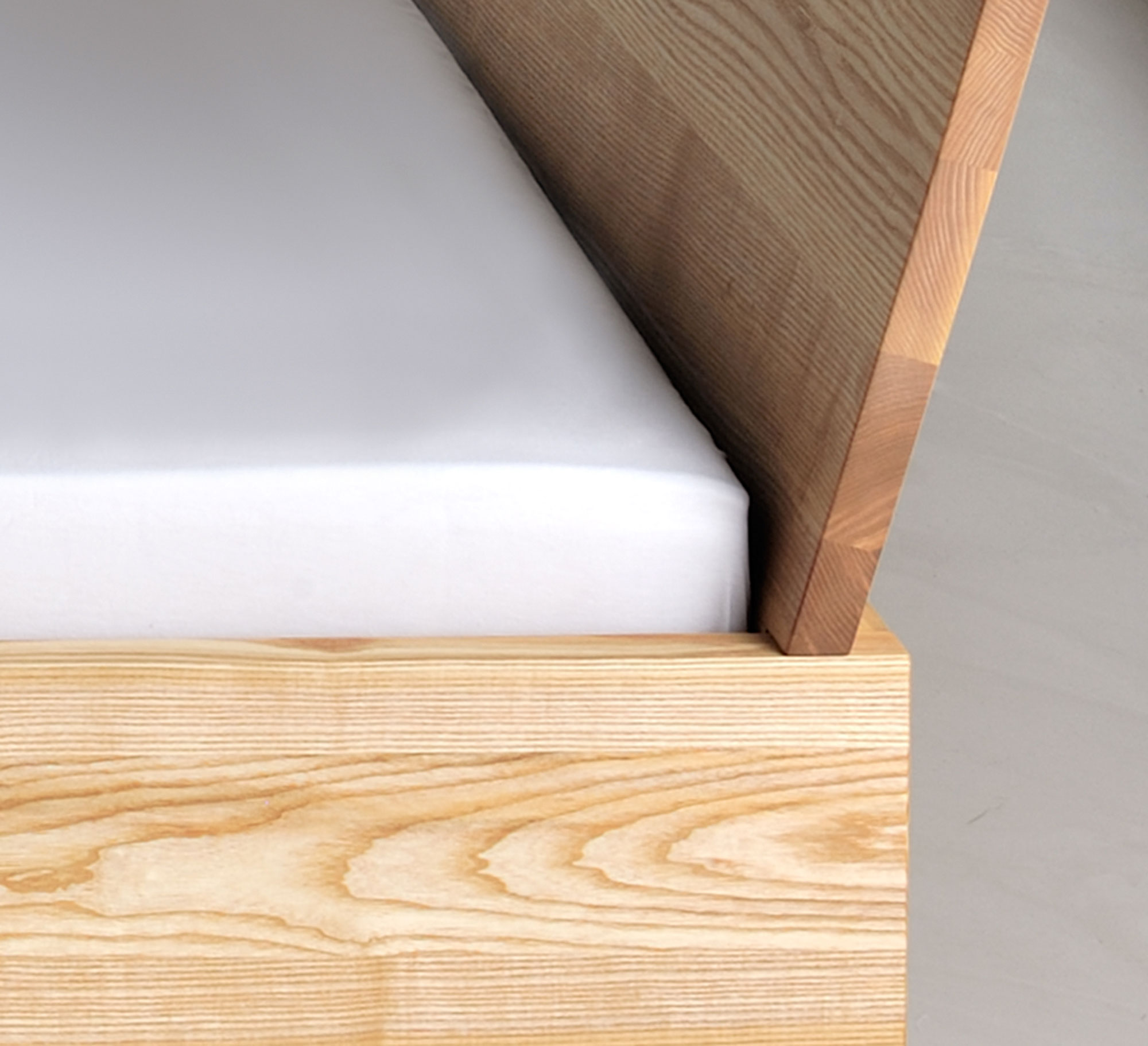 Konfigurierbares Holzbett QUADRA 23322cut Maßgefertigt aus Massivholz von vitamin design