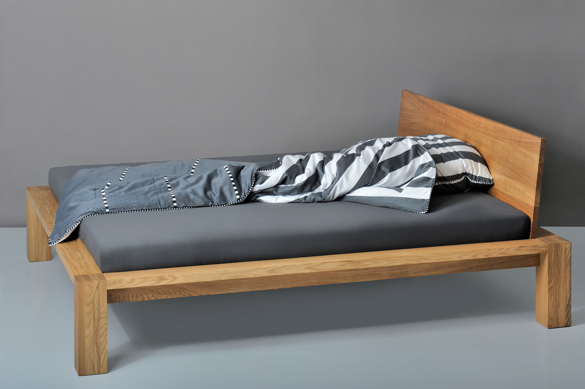 Rustikales Holz Bett TAURUS pc1681kor Maßgefertigt aus Massivholz von vitamin design