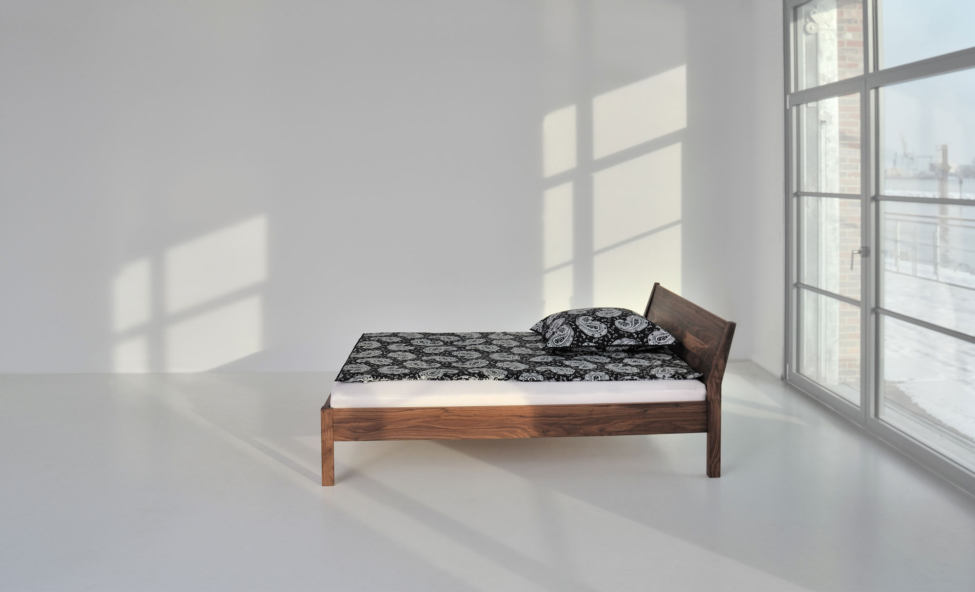 Designer Bett VILLA 2753a Maßgefertigt aus Massivholz von vitamin design