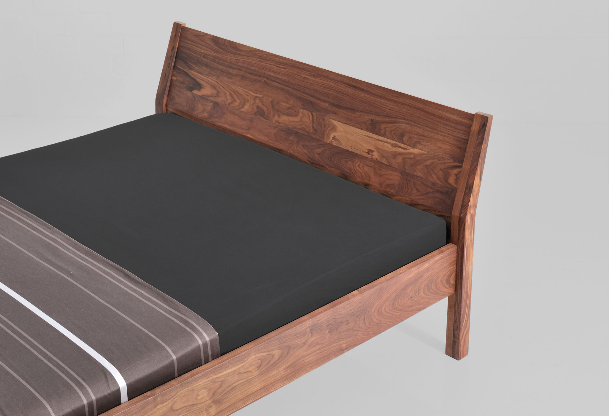 Designer Bett VILLA 2847a Maßgefertigt aus Massivholz von vitamin design