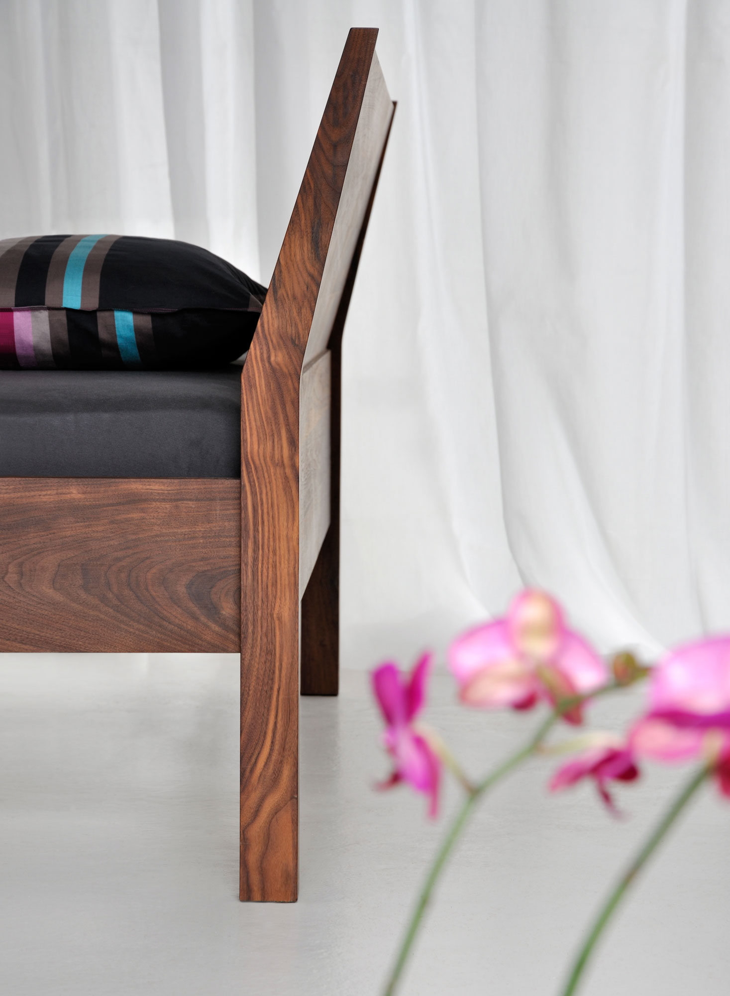 Designer Bett VILLA 6306 Maßgefertigt aus Massivholz von vitamin design