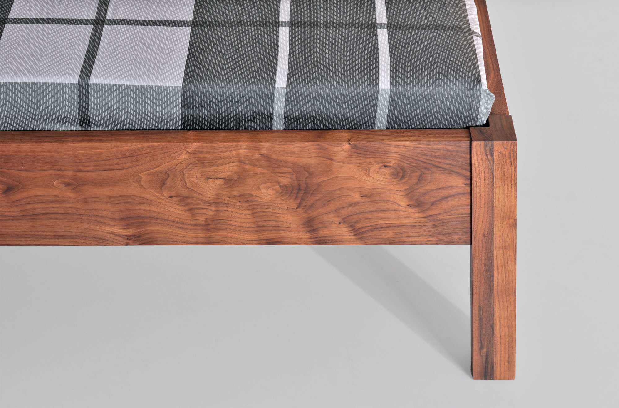 Designer Bett VILLA 2937 Maßgefertigt aus Massivholz von vitamin design