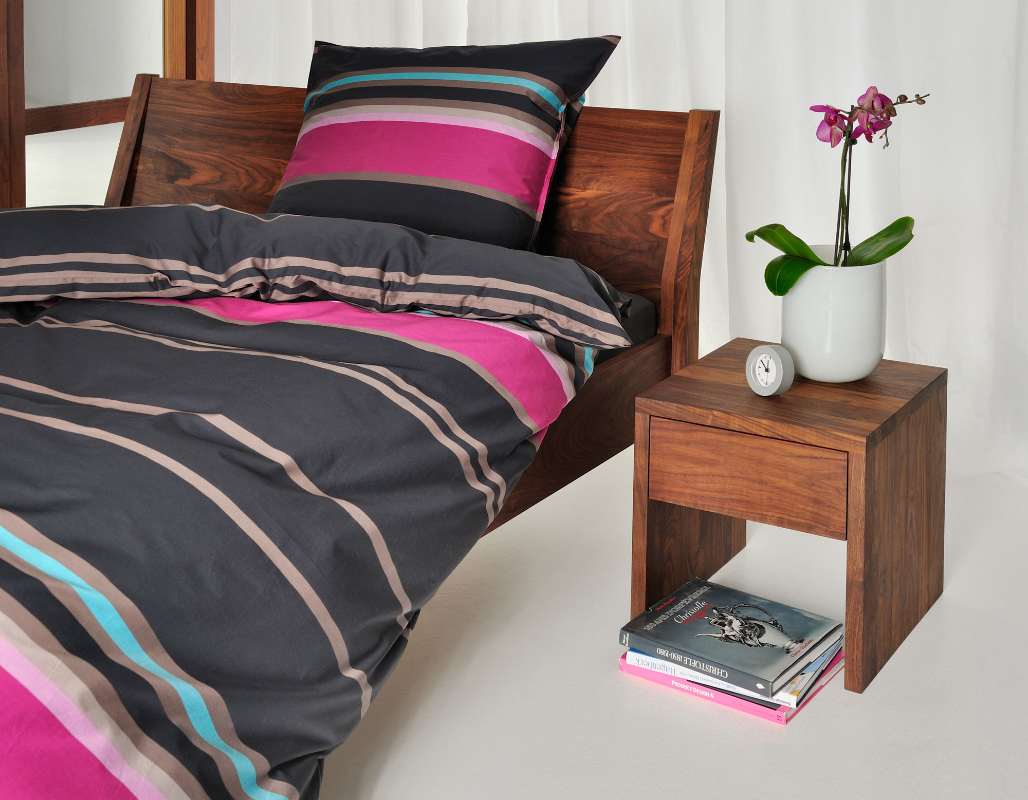 Designer Bett VILLA 6244 Maßgefertigt aus Massivholz von vitamin design