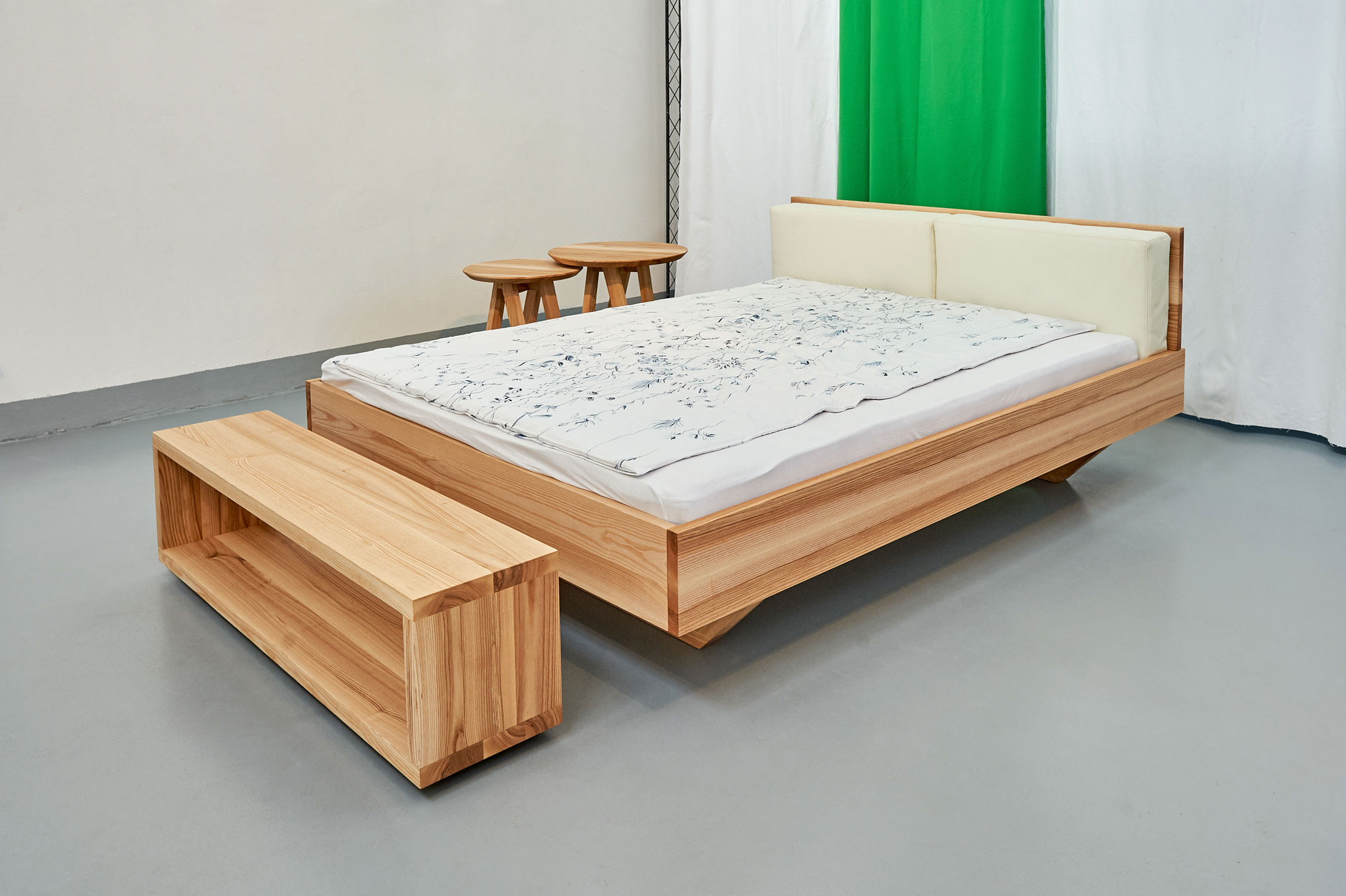 Massivholz-Nachttisch mit Rollen MENA-B-ROL NEF3847 Maßgefertigt aus Massivholz von vitamin design