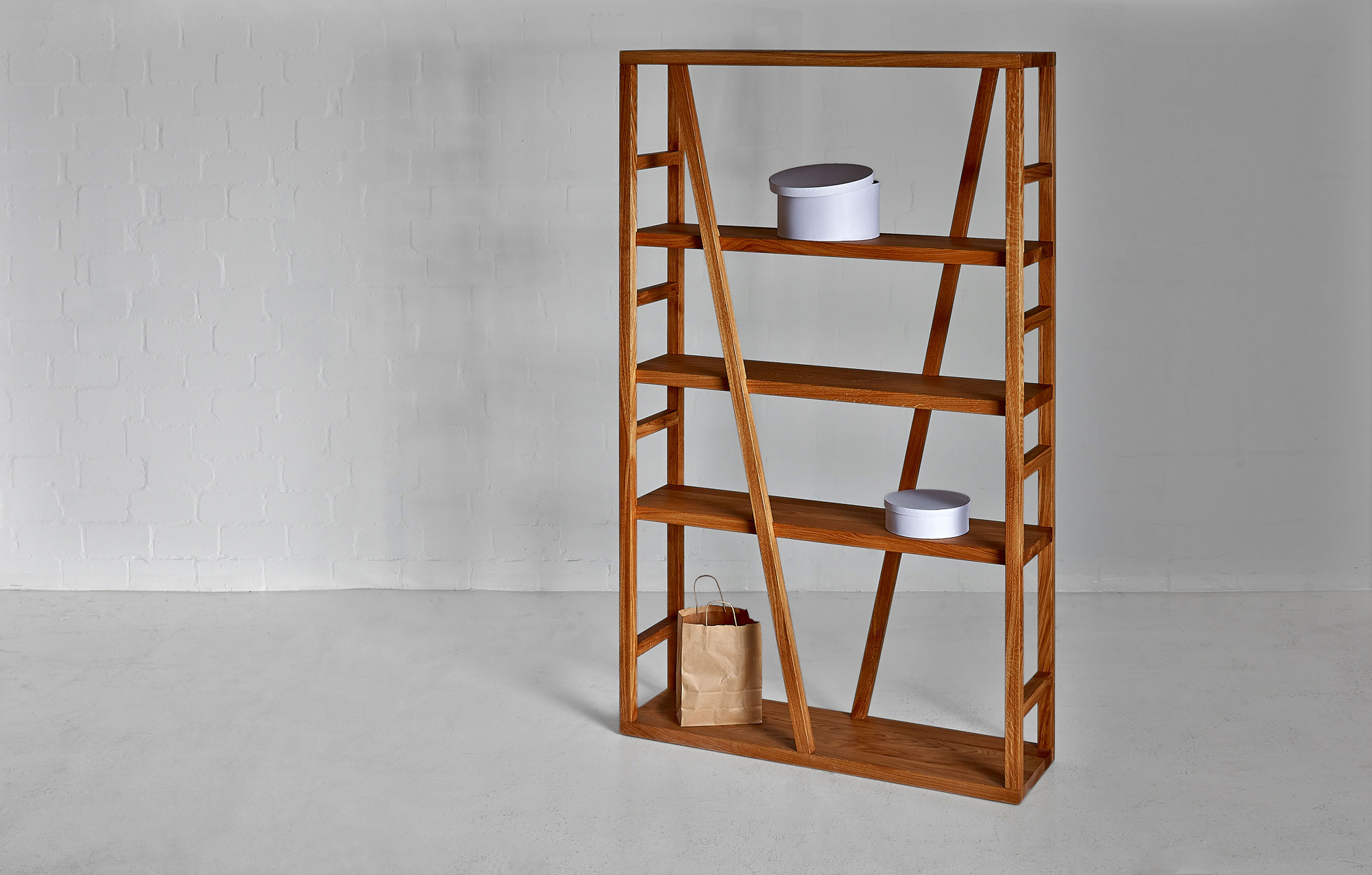 Maßgefertigtes Holzregal FACHWERK 0083 Maßgefertigt aus Massivholz von vitamin design