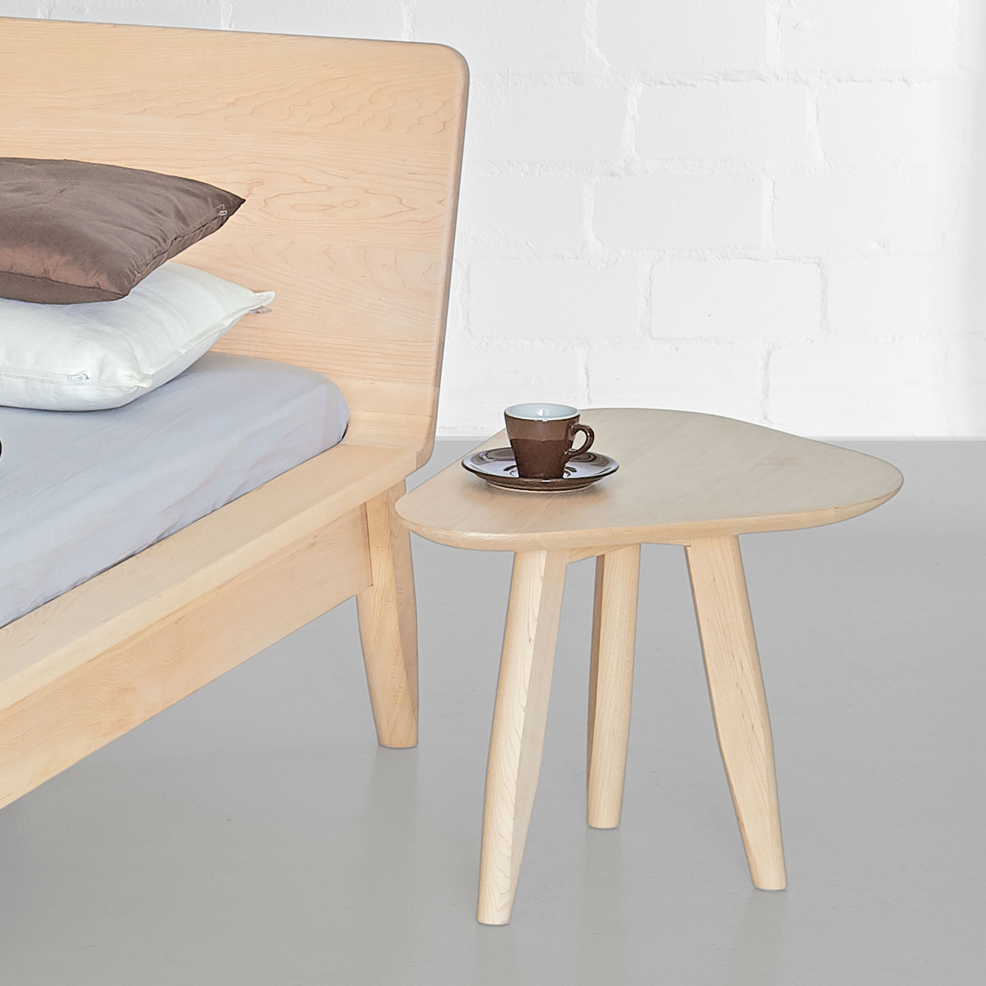 Holz Design Nachttisch AETAS SPACE cut Maßgefertigt aus Massivholz von vitamin design