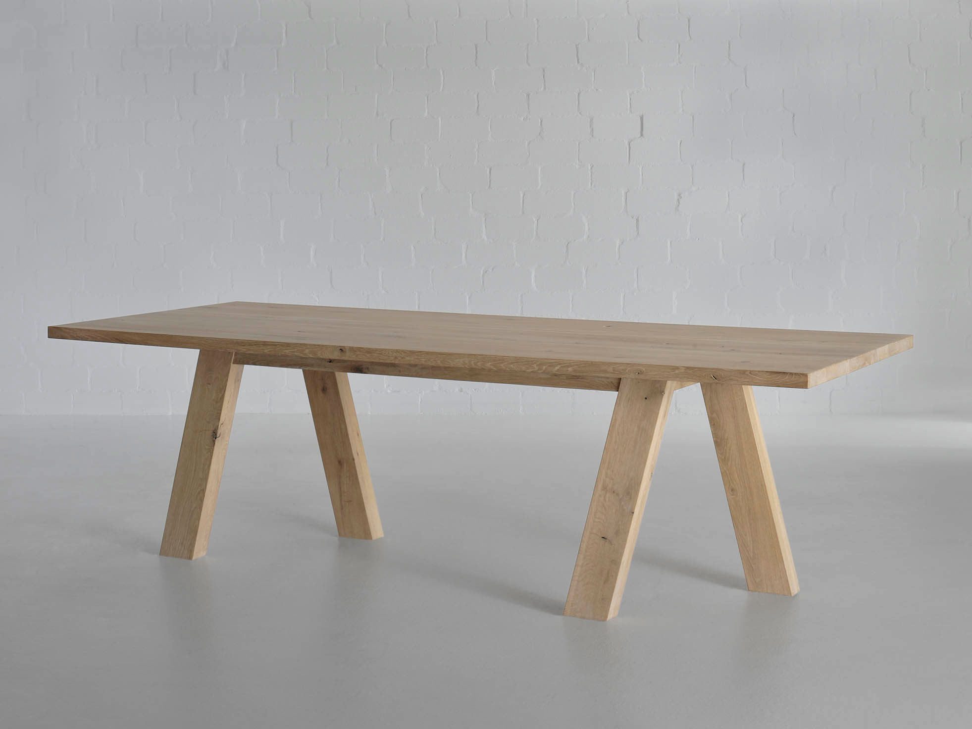 Ausgefallener Tisch GO emv Maßgefertigt aus Massivholz von vitamin design
