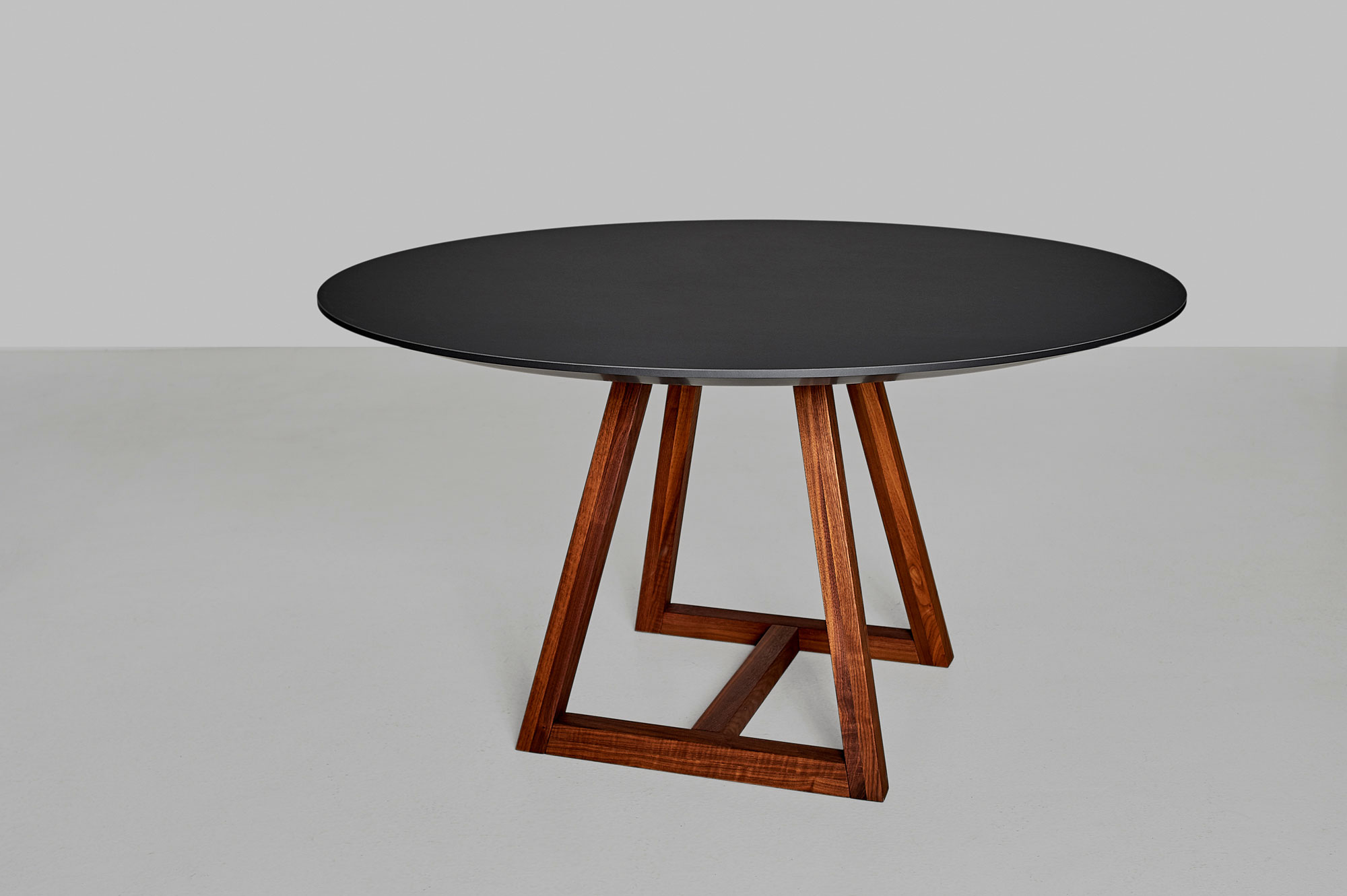Runder Linoleumstisch MARGO ROUND LINO 1158 Maßgefertigt aus Massivholz von vitamin design