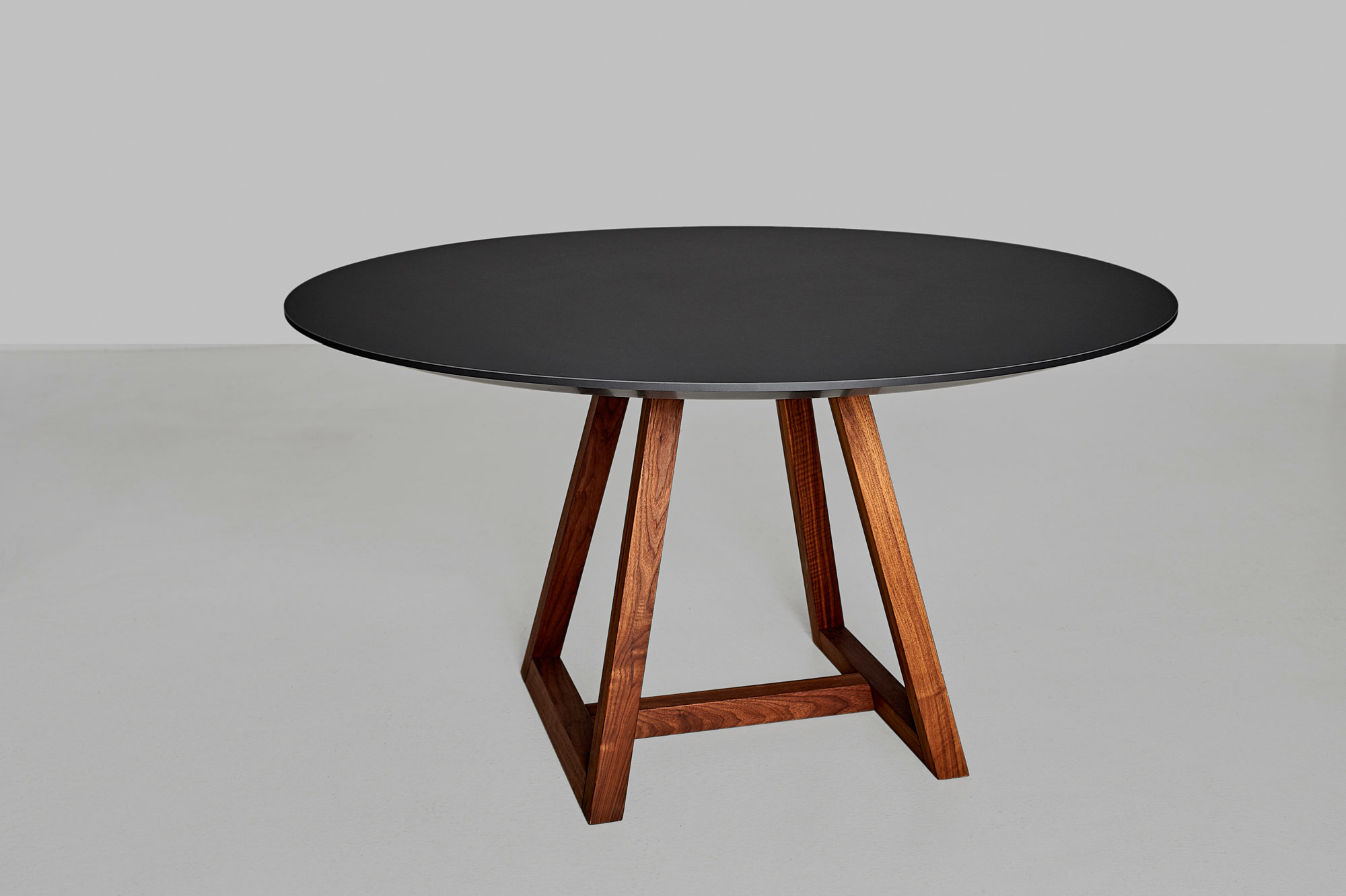 Runder Linoleumstisch MARGO ROUND LINO 1159 Maßgefertigt aus Massivholz von vitamin design