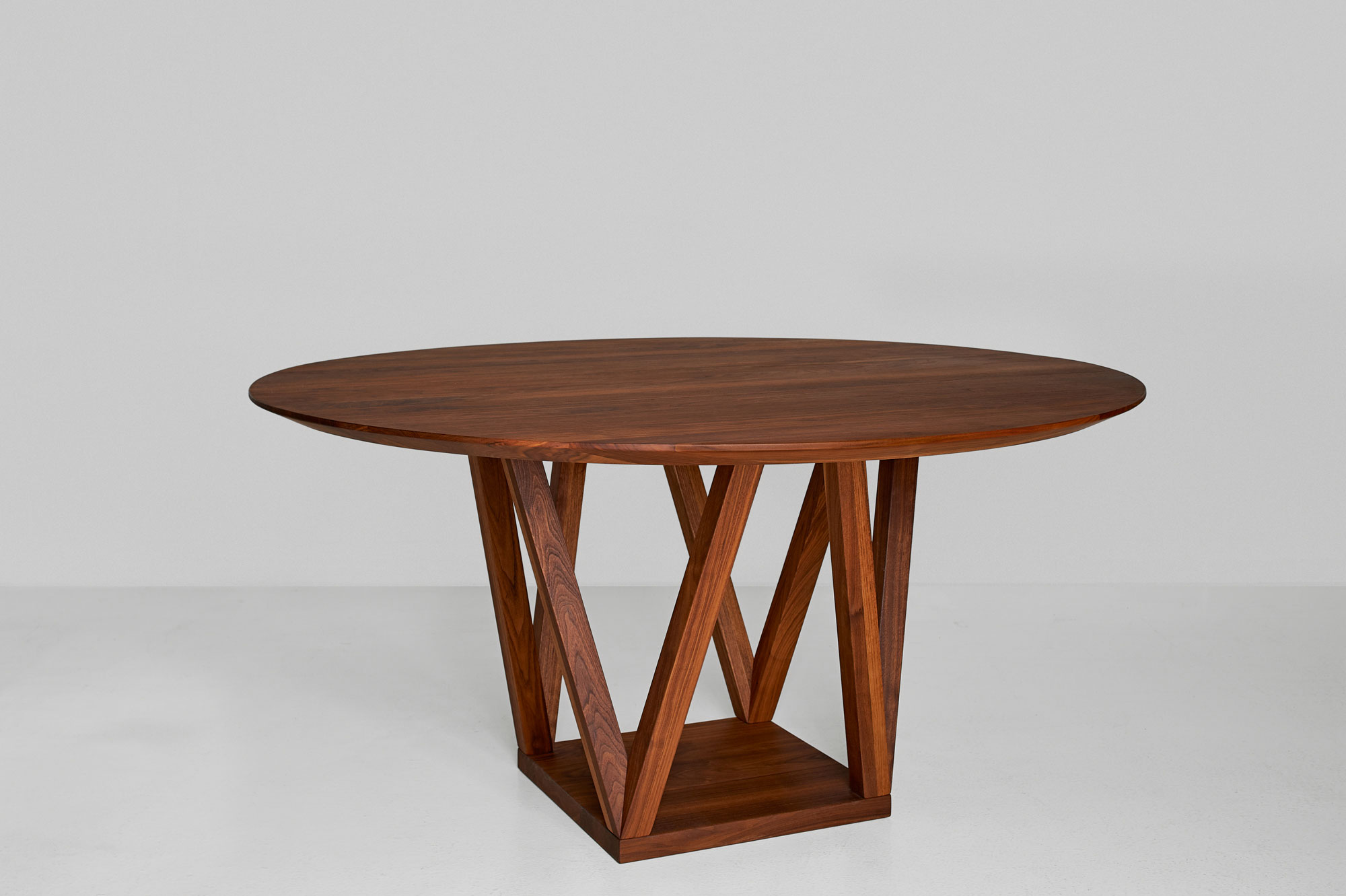 Runder Design Tisch CREO 0993 Maßgefertigt aus Massivholz von vitamin design
