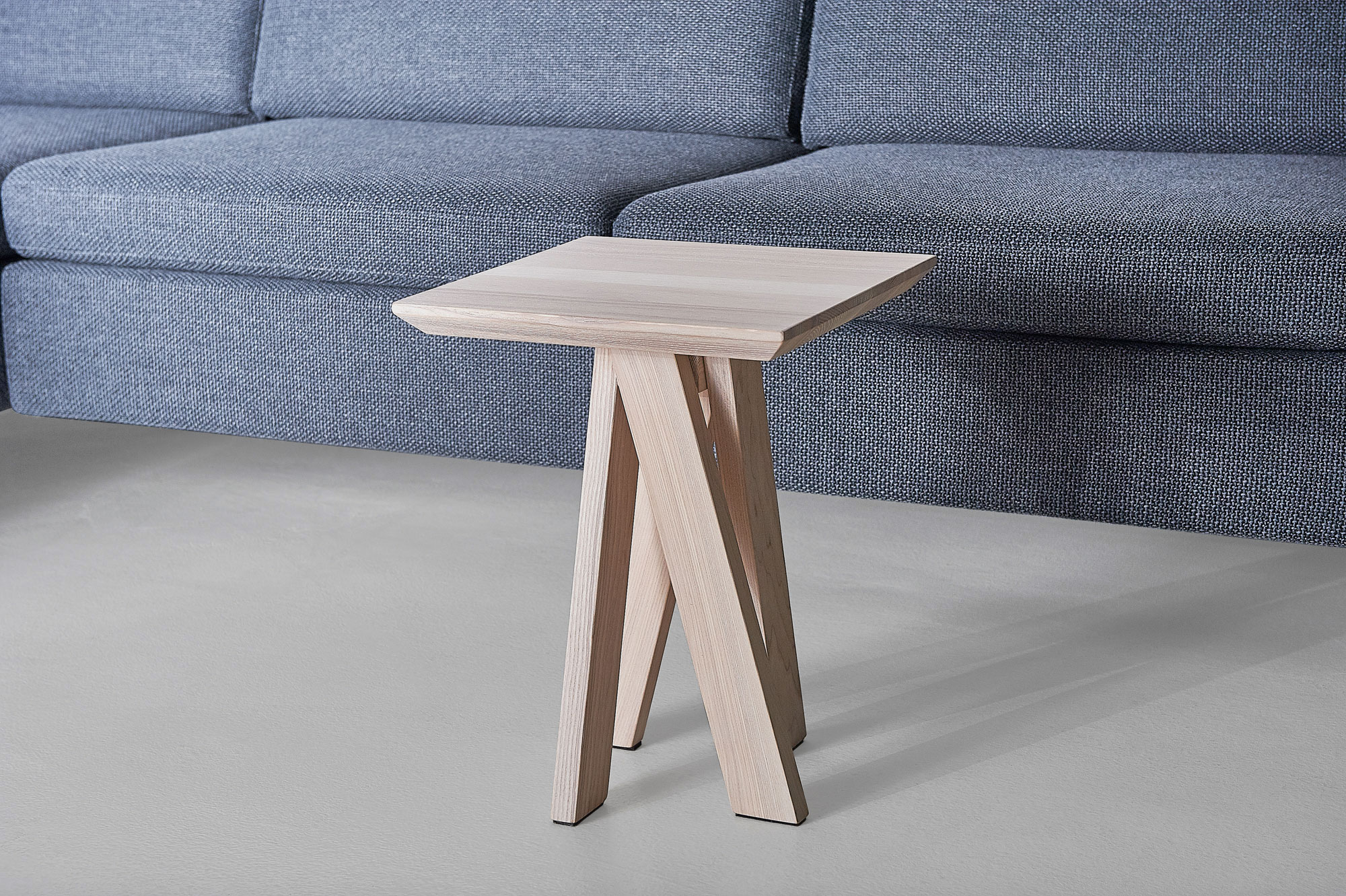 Designer Couchtisch ZIRKEL QG Edited Maßgefertigt aus Massivholz von vitamin design