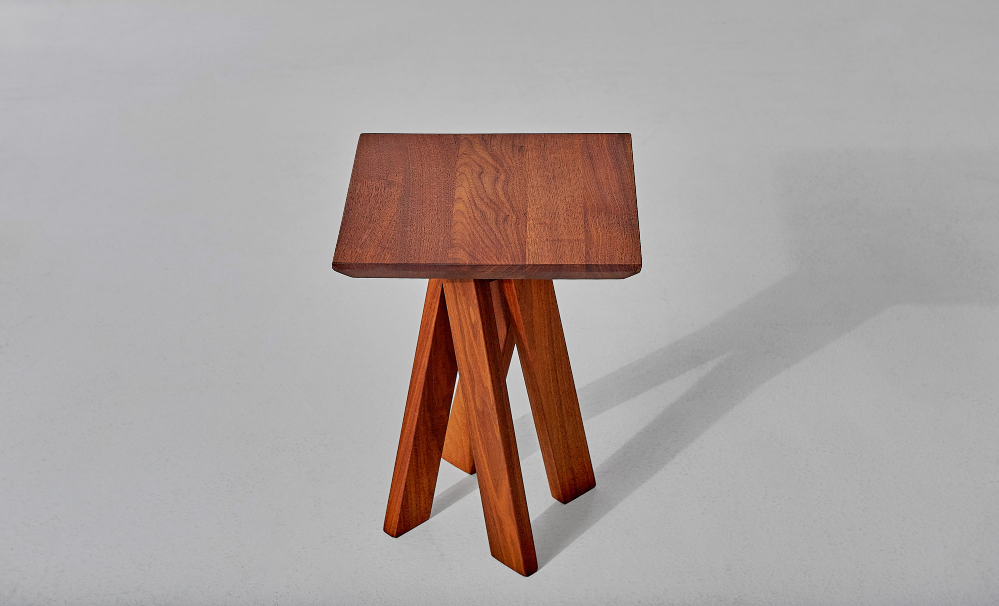 Designer Couchtisch ZIRKEL QG Edited Maßgefertigt aus Massivholz von vitamin design