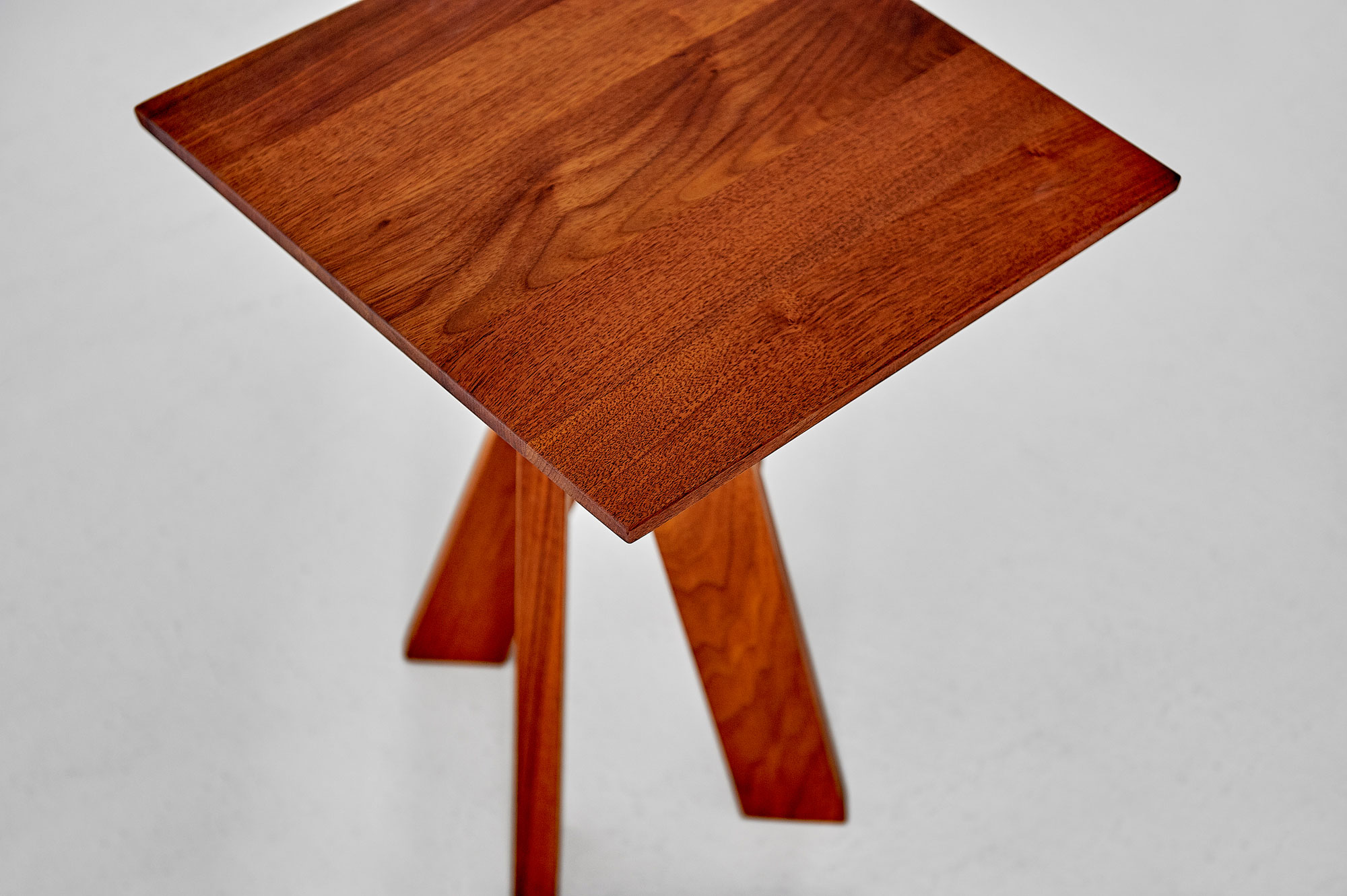 Designer Couchtisch ZIRKEL QG Edited Maßgefertigt aus Massivholz von vitamin design