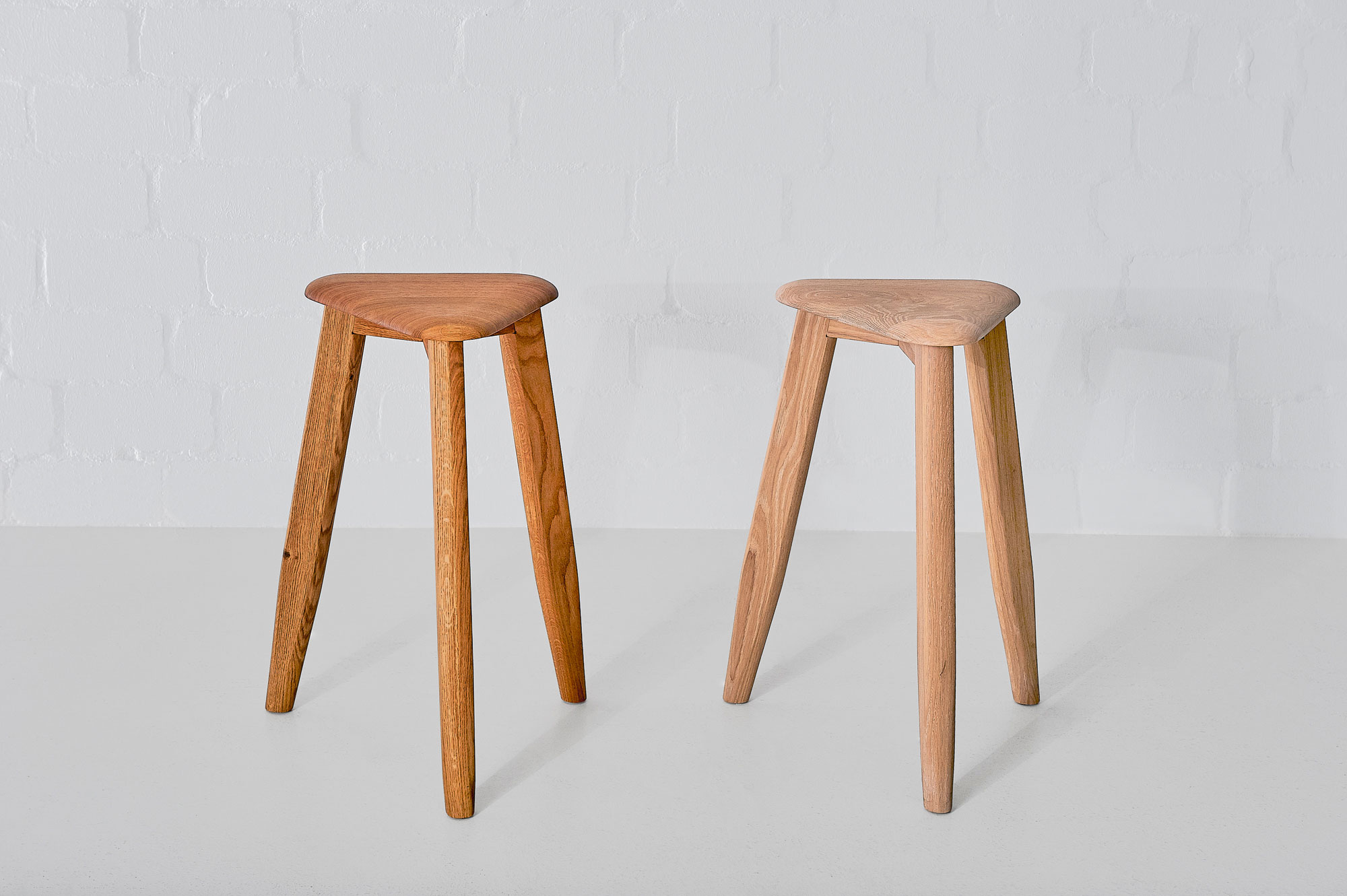 Dreieck Holzhocker AETAS SPACE Edited Maßgefertigt aus Massivholz von vitamin design