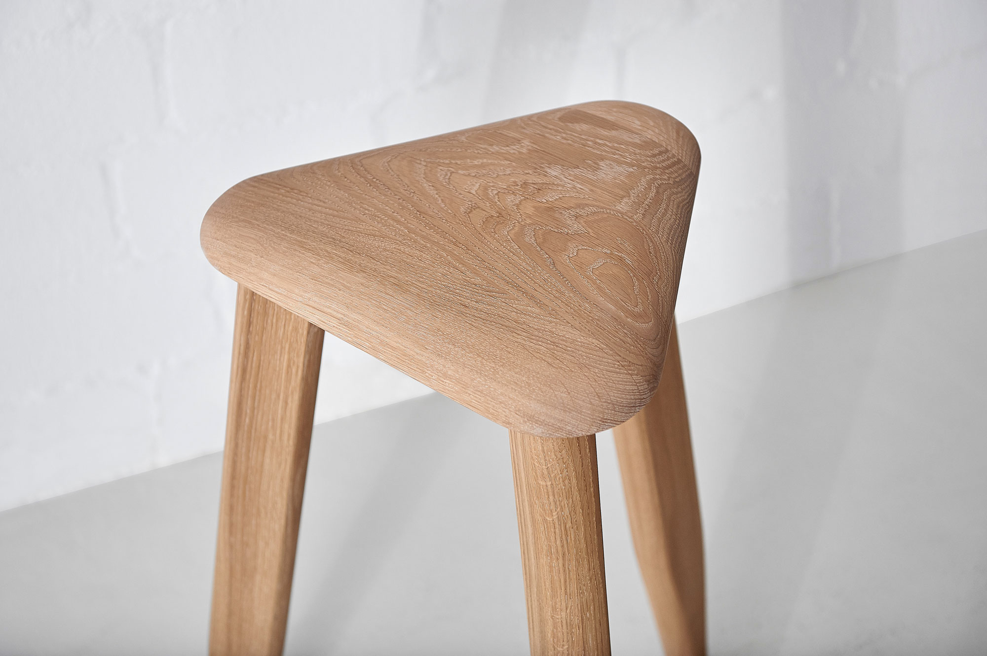 Dreieck Holzhocker AETAS SPACE Edited Maßgefertigt aus Massivholz von vitamin design