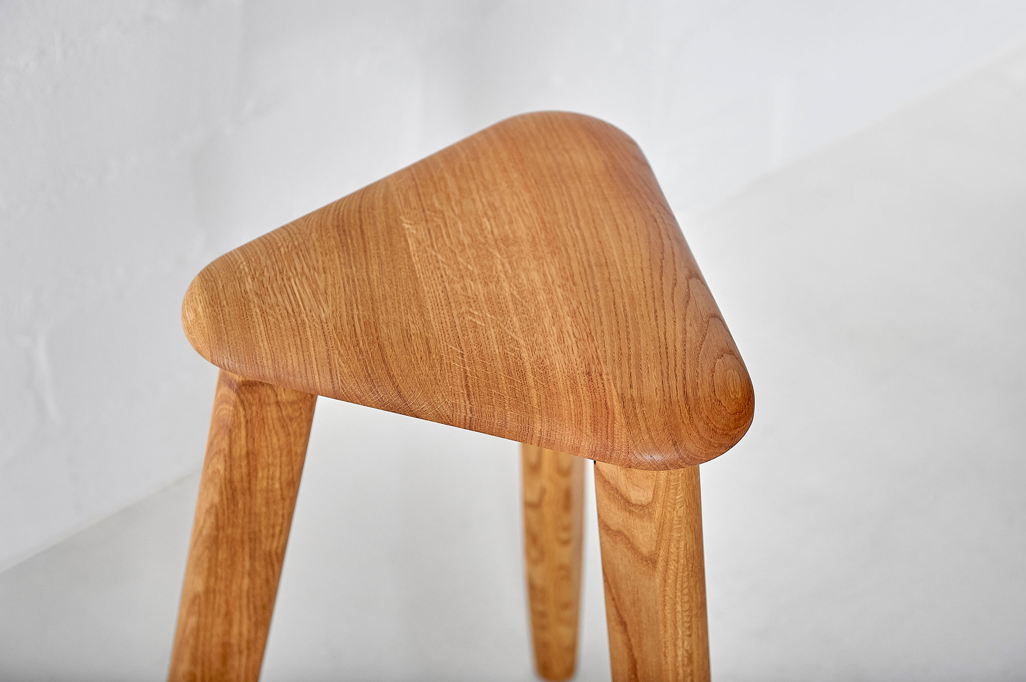Dreieck Holzhocker AETAS SPACE Edited Maßgefertigt aus Massivholz von vitamin design