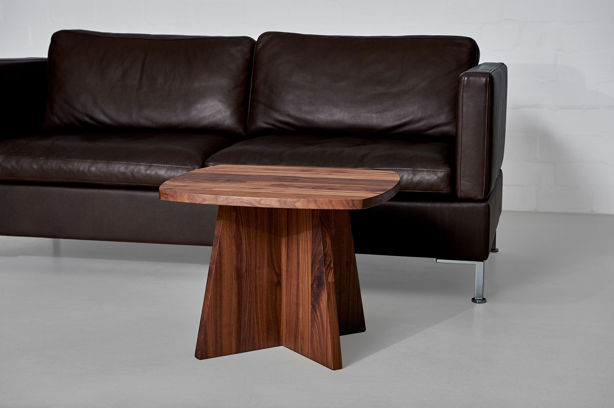  Couchtisch LOTUS X Edited Maßgefertigt aus Massivholz von vitamin design