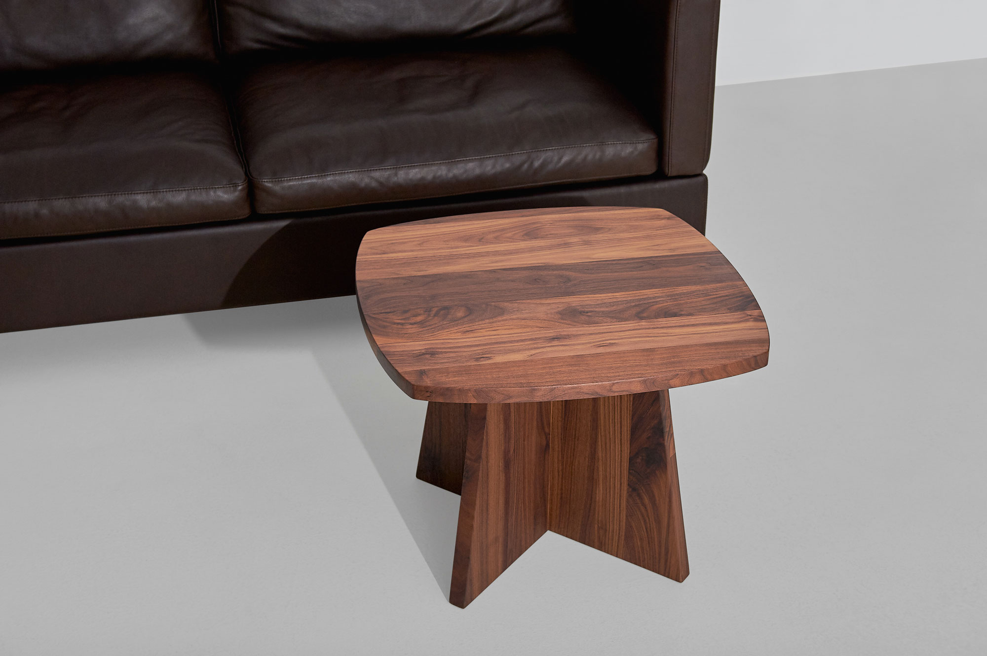  Couchtisch LOTUS X Edited Maßgefertigt aus Massivholz von vitamin design
