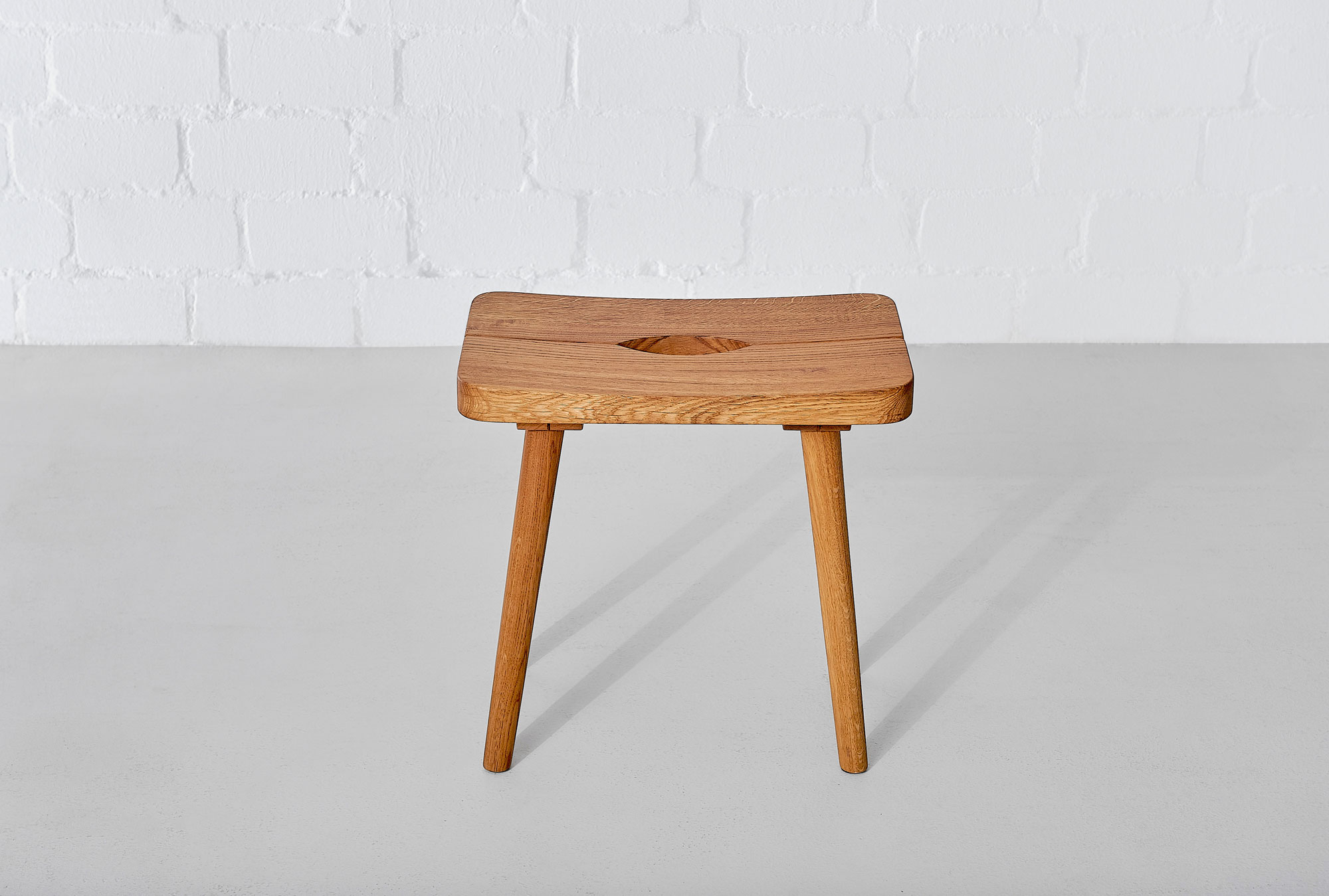Design Schemel Hocker UNA Edited Maßgefertigt aus Massivholz von vitamin design