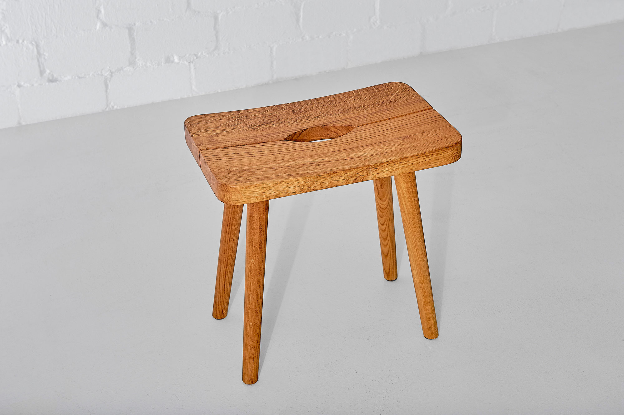 Design Schemel Hocker UNA Edited Maßgefertigt aus Massivholz von vitamin design