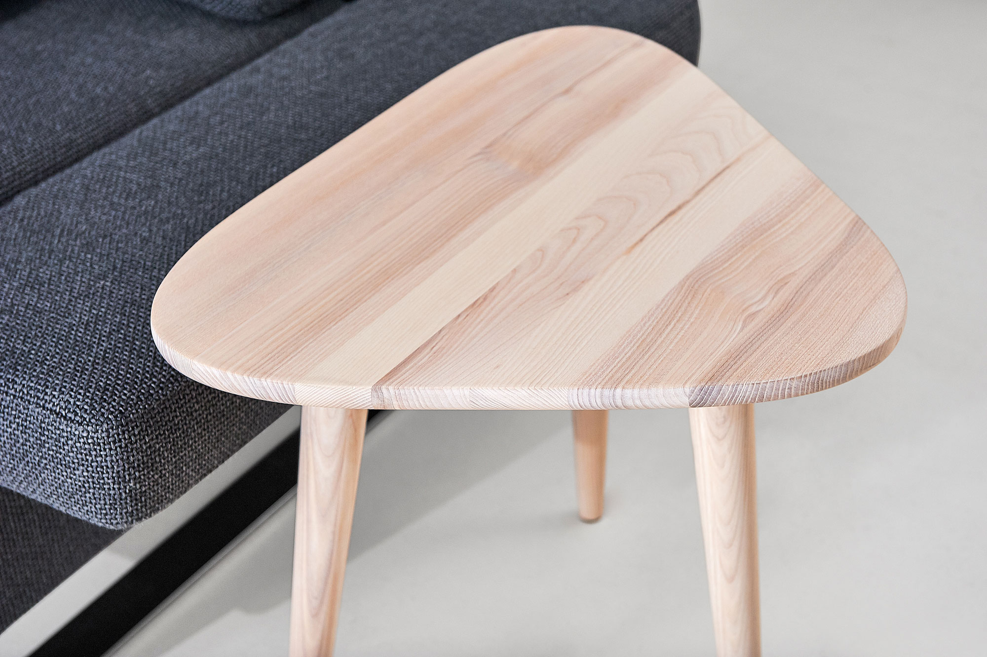 Couchtisch Oval AMBIO-SPACE Edited Maßgefertigt aus Massivholz von vitamin design