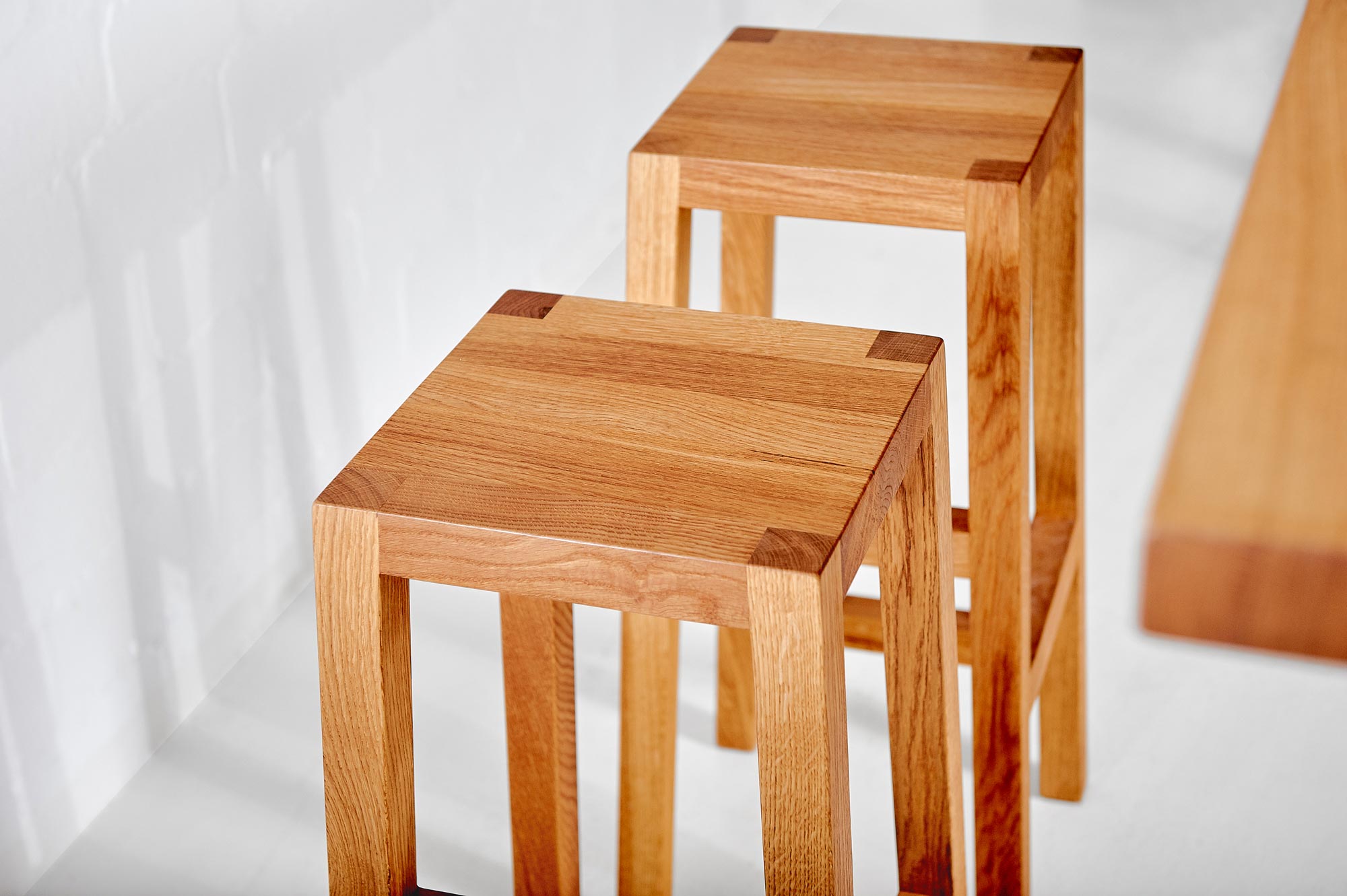 Massivholz Hocker TANTUM Edited Maßgefertigt aus Massivholz von vitamin design